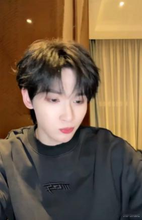 余宇涵下班直播谁懂啊！恋家型爱豆实锤，每次出外务晚上都要直播跟粉丝报备，安全感拉