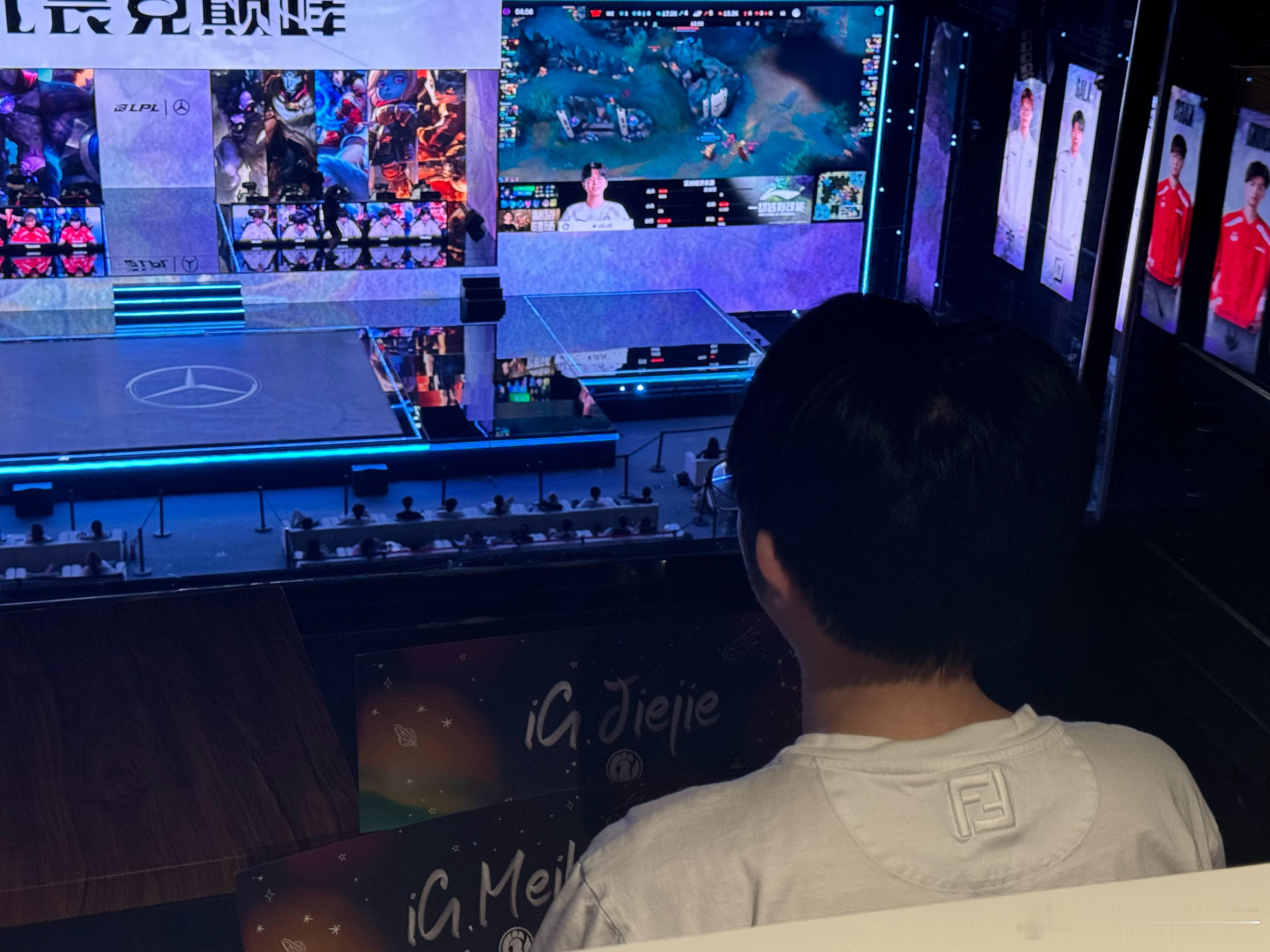 iG对战WE Flandre在现场举Jiejie、Meiko手幅为IG加油[憧憬
