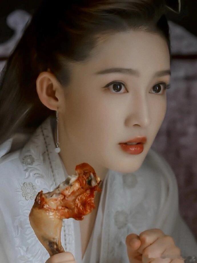 #鸡腿姑娘# 我的林婉儿终于要来了5年了，好想念我们“鸡腿”姑娘，李沁一笑就是林