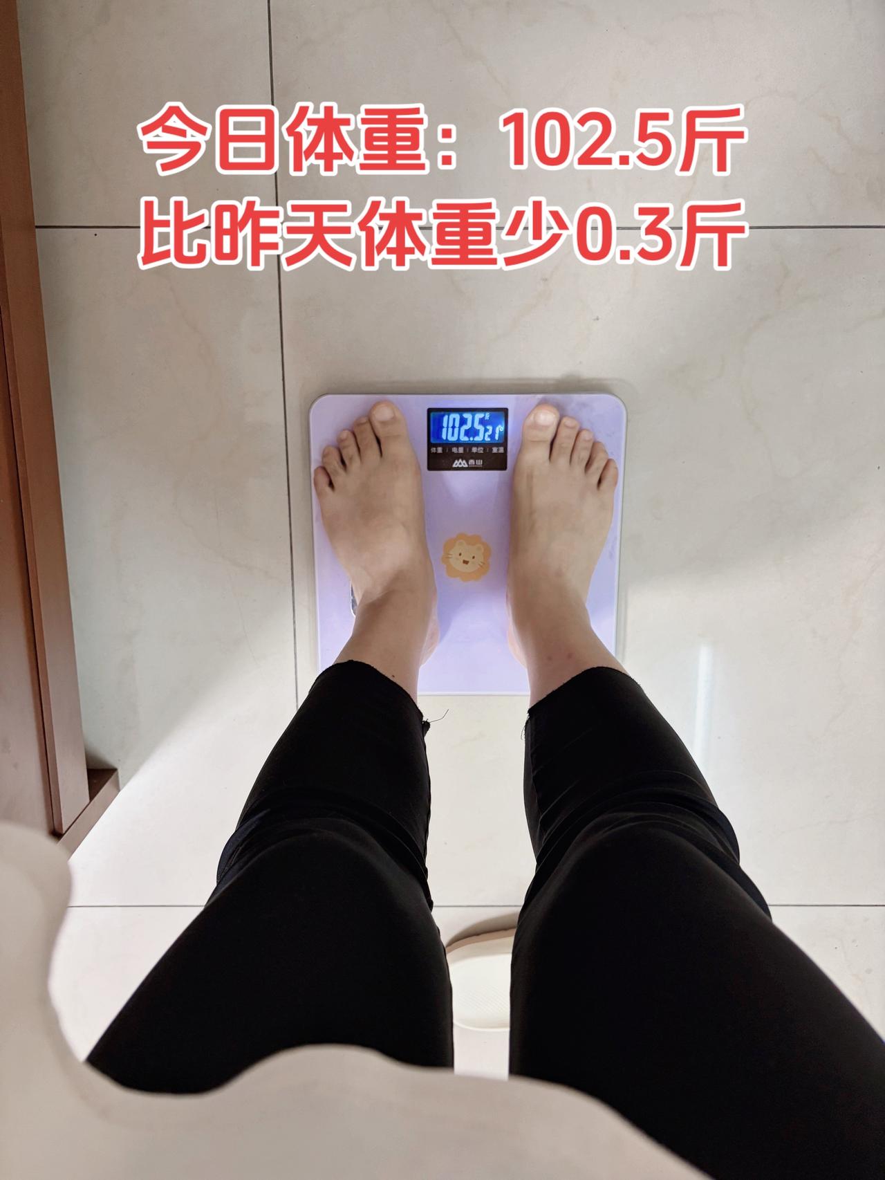 自律减脂健康餐，目标95斤，加油
今日减脂早餐：鸡排三明治+黑咖啡