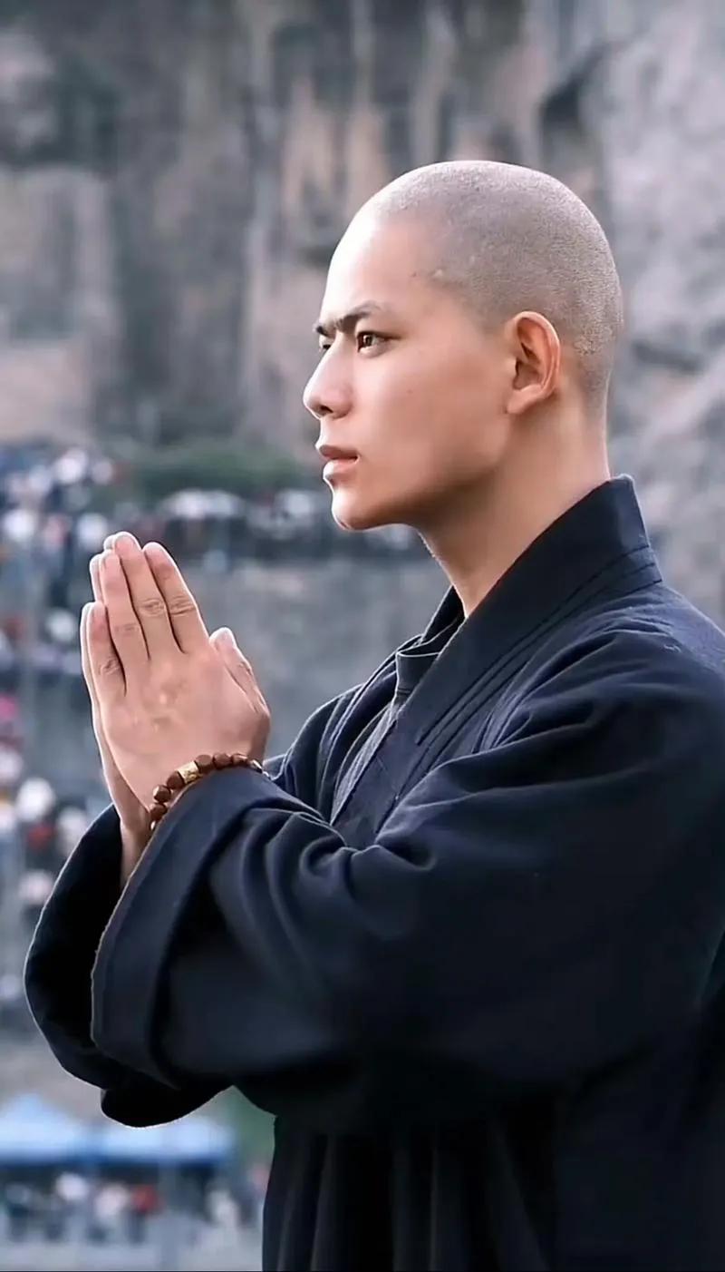 他曾是少林寺颜值最高的武僧，他眼神清澈，一身正气，每一个武术动作都行云流水、铿锵