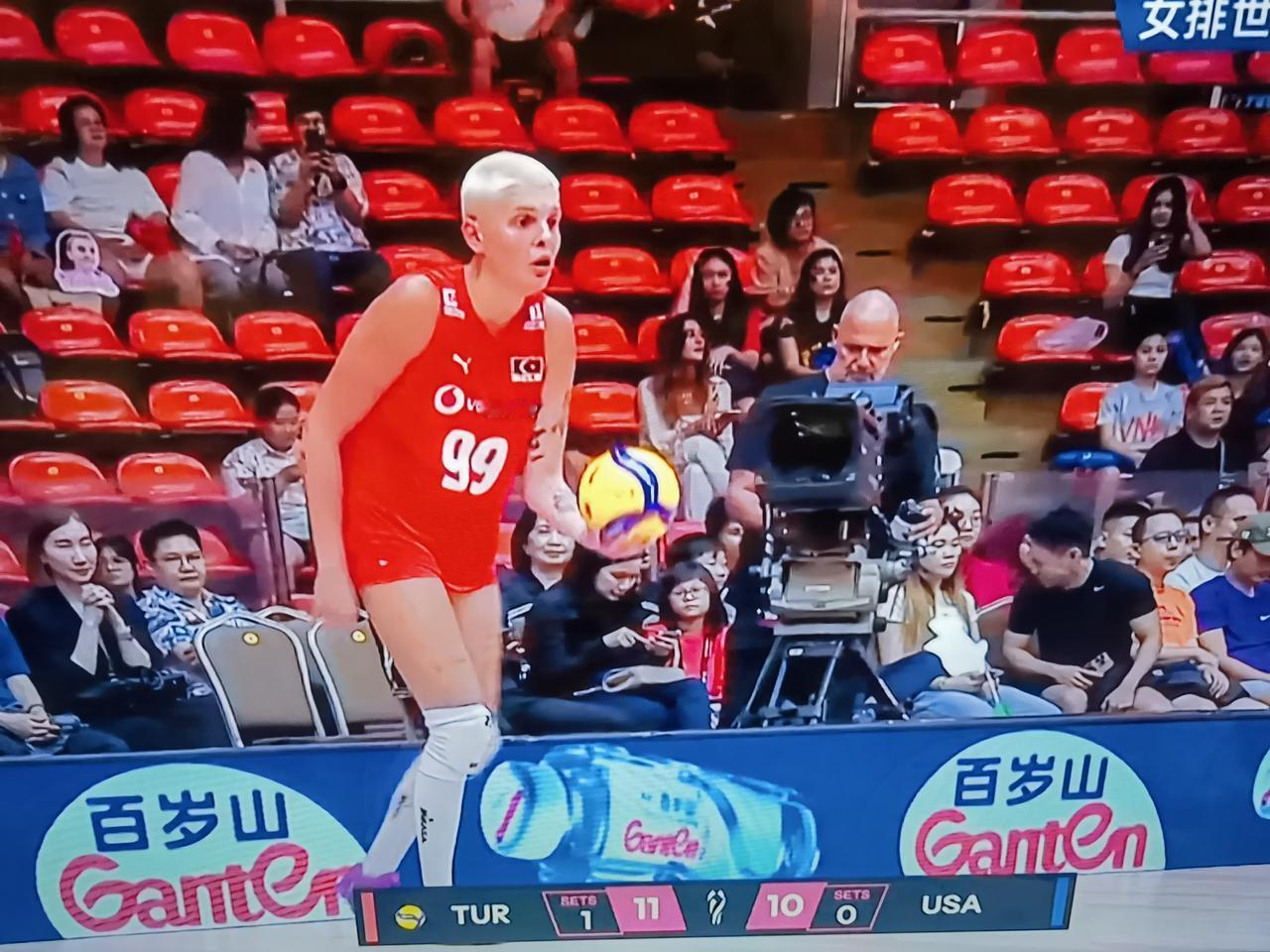 土耳其女排两个假小子：99号库尔特和4号瓦尔加斯，就像两把尖刀！
       