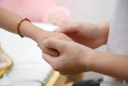 中医调理干预儿童抽动症的方法和优点，感兴趣的家长做个参考：

【调理方法】
1、