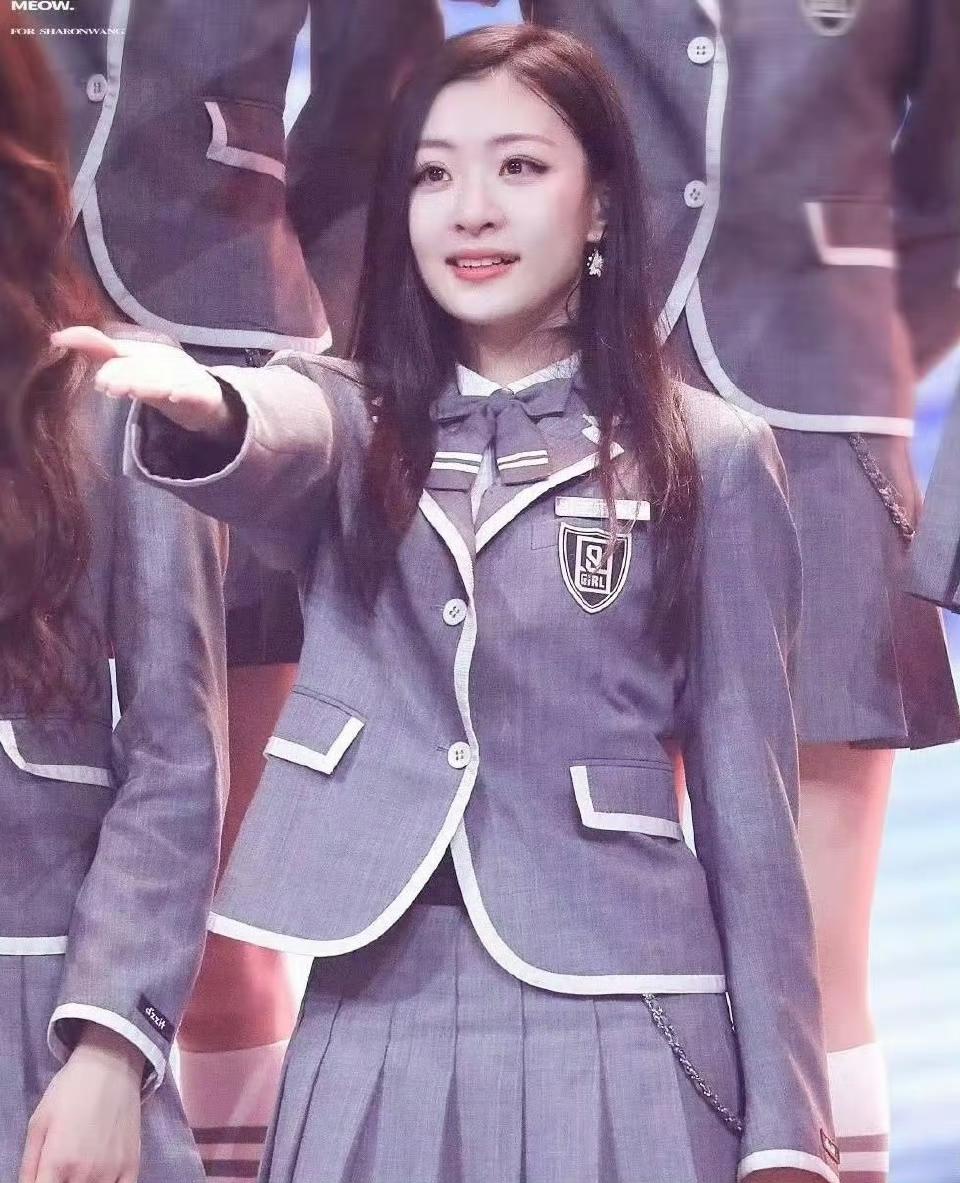 王承渲被偶遇在咖啡店打工，她之前参加《青春有你2》表现亮眼，一度被人称为是“黑马