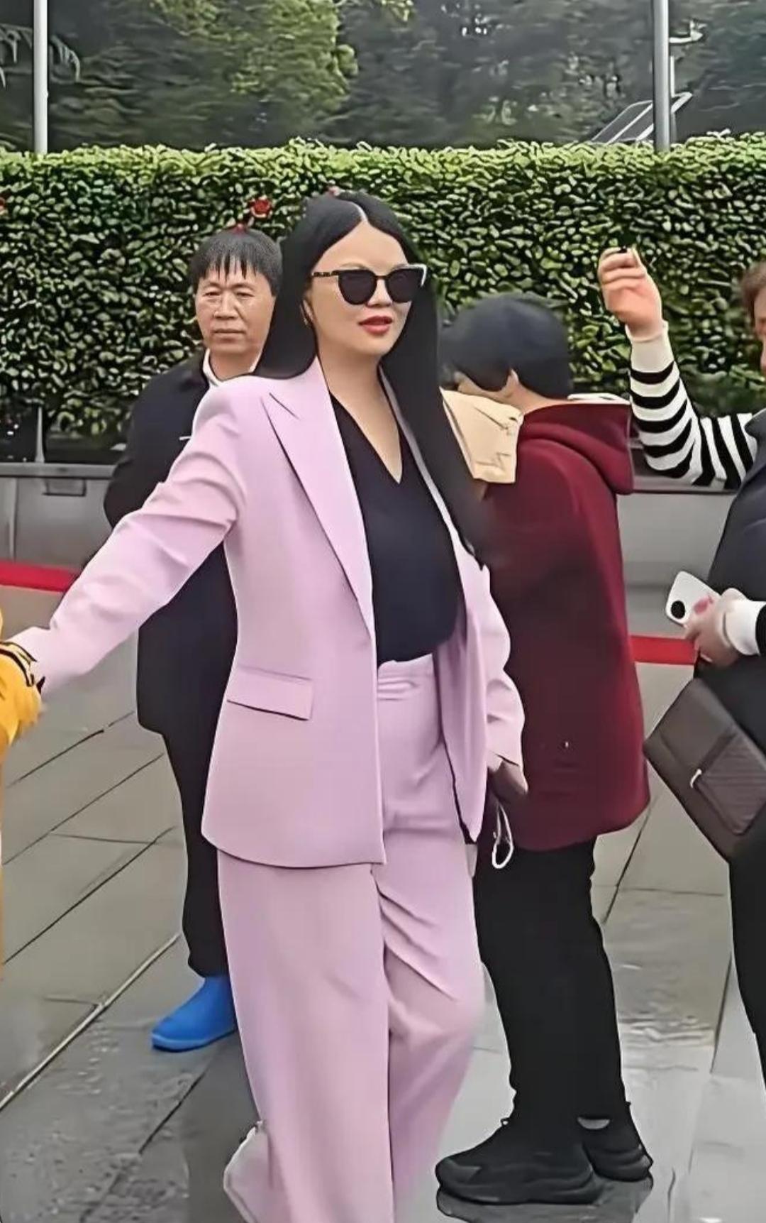 李湘这次露面，
没有以前那么高调了，
以前那个恨不得，
把“我有钱”三个字，
写