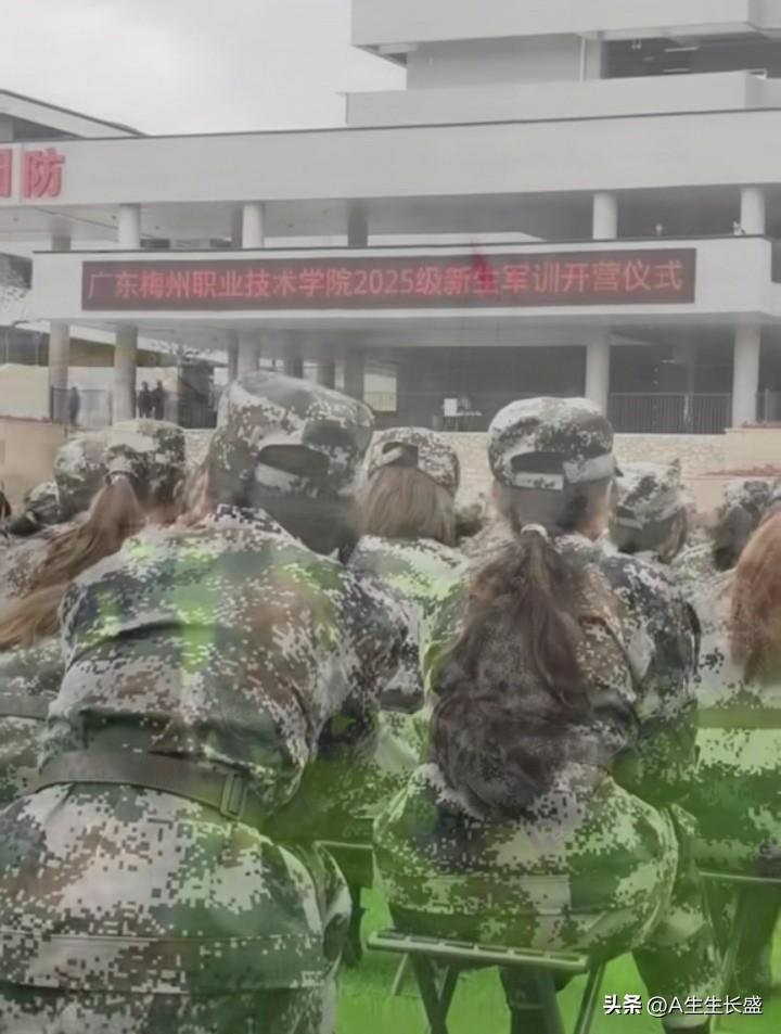 大学生军训开营仪式，动员打气鼓劲，军训学子们认真聆听！