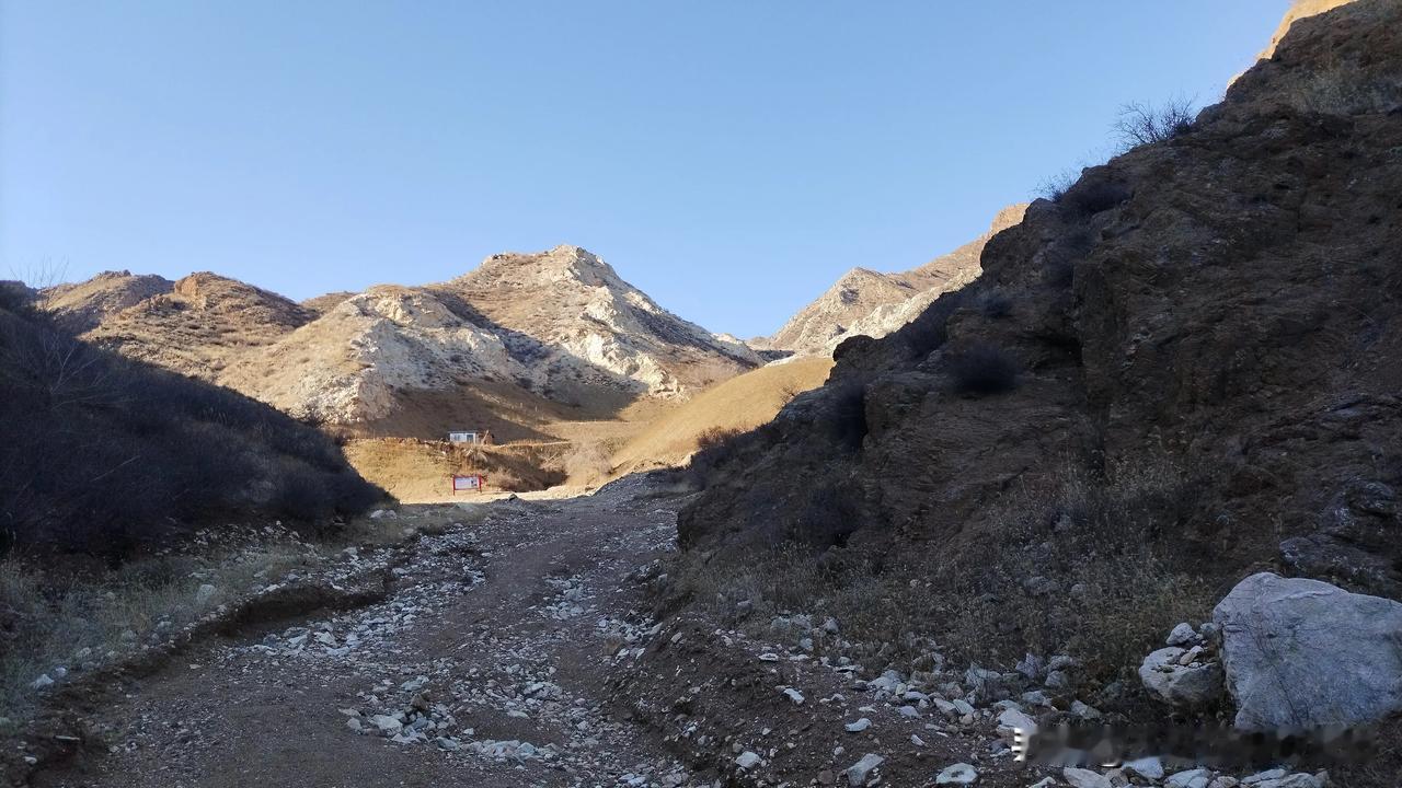 丽日蓝天下姑子庙沟里的群山