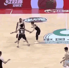 经典咏流传！CBA联赛经典镜头。
徐杰能笑死个人，把沃特斯也给带偏了。徐杰把胳膊