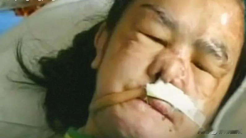 2001年深冬，寒风凛冽。15岁的敏敏站在河南老家的土坯房前，紧了紧单薄的棉袄，