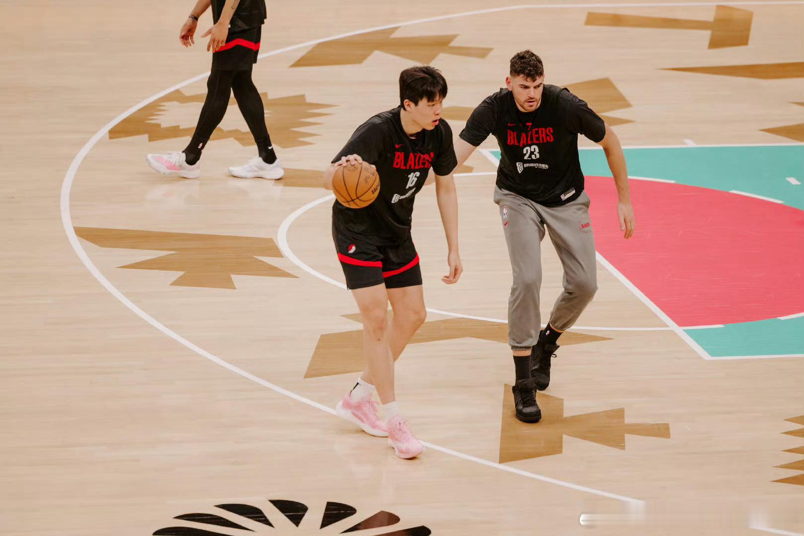 杨瀚森 这比赛算是给杨瀚森来涨涨经验和见识。现在马刺实力碾压开拓者，后面杨瀚森依