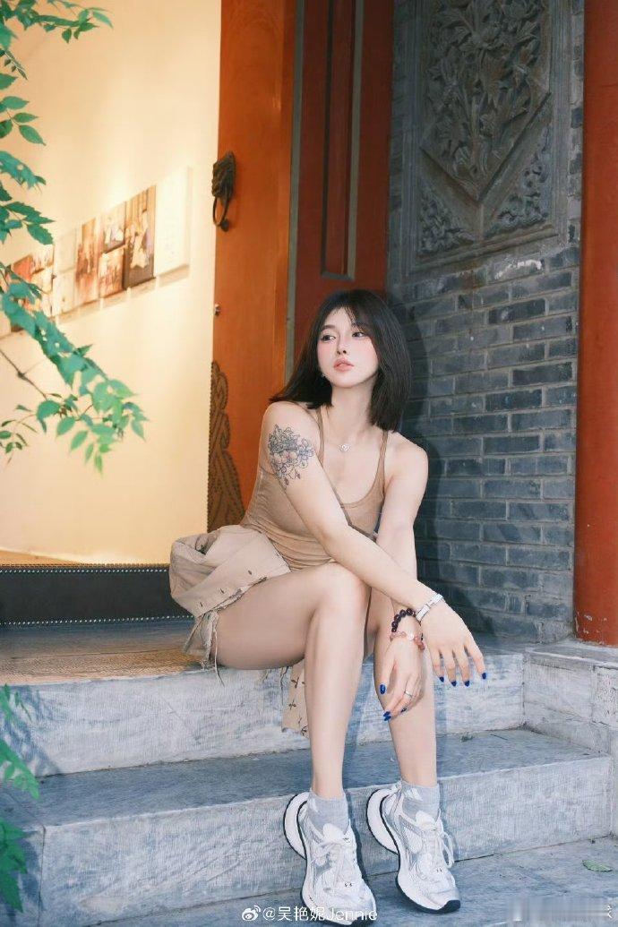 吴艳妮强迫症爆发整理家 能把这么老多的化妆品整理到如此整齐，一看就知道，妮子的心