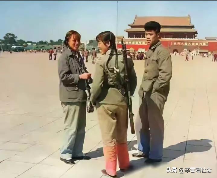这是上世纪七十年代的北京天安门广场。
当时在天安门广场上，不光有照像的，甚至还有