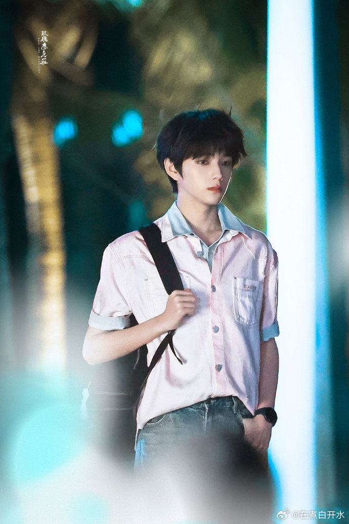 王橹杰粉娇你几王橹杰这身粉色造型太有少年感了，搭配小玩偶又甜又酷，夜色里的氛围感