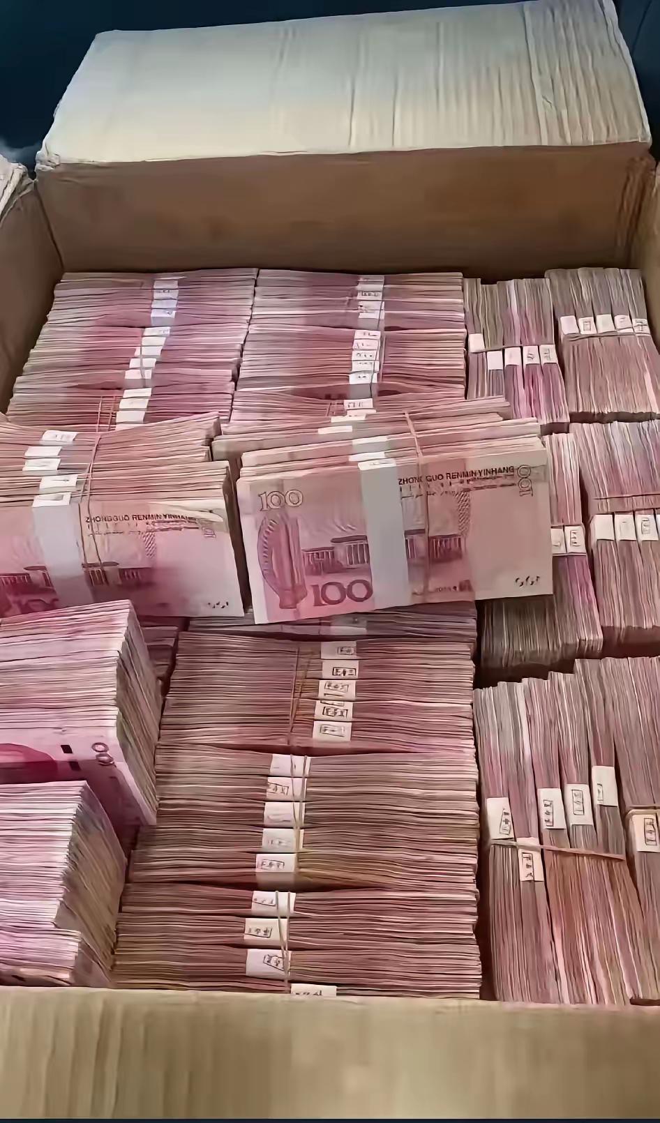 突然被大财富砸中,你会做什么? 我接住大财富，来财，来财，八方来财，财源滚滚来到