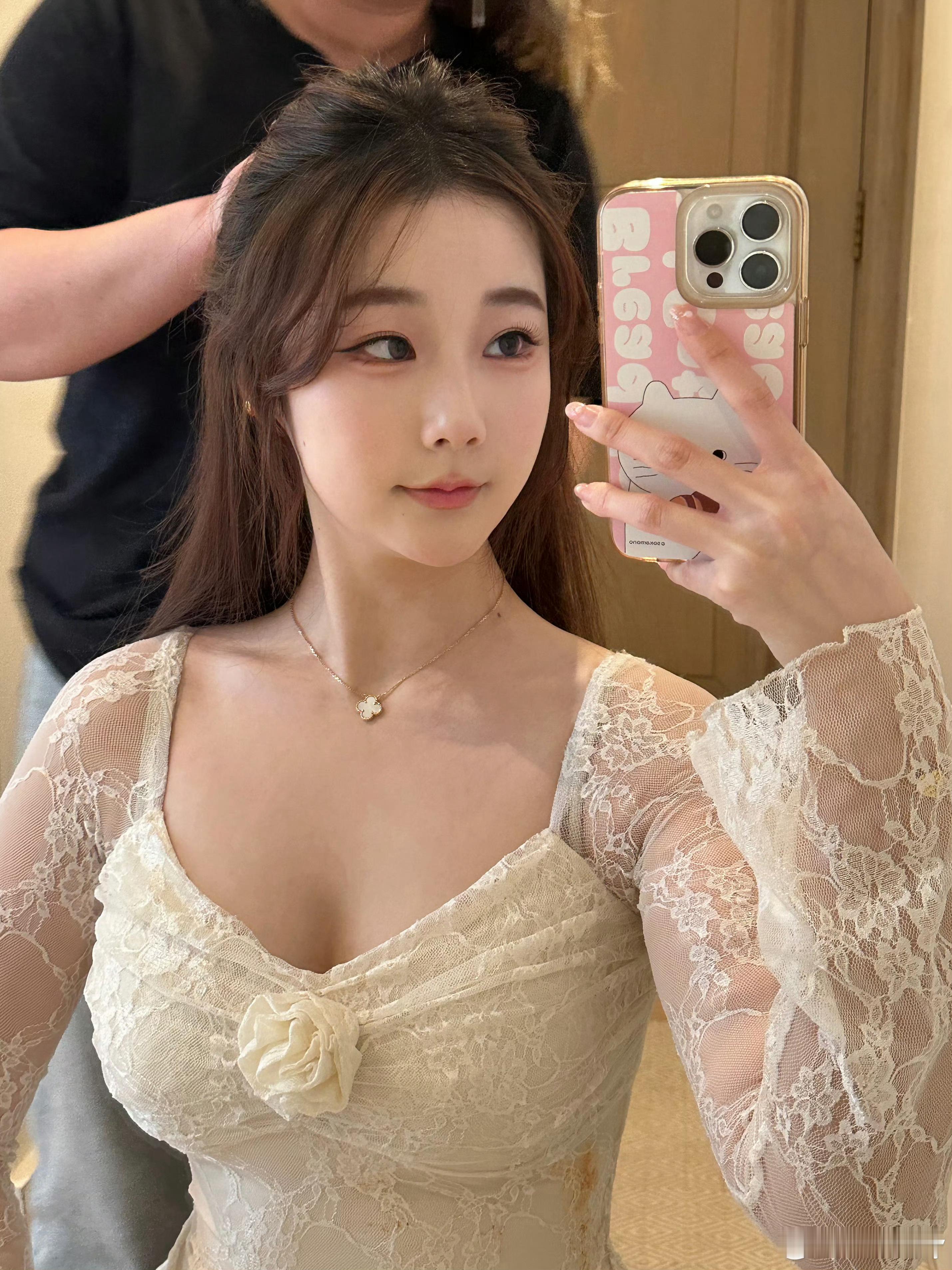这裙子怎么脏了？前lpl英文流解说Kitty晒照：伦敦一日游🇬🇧🧸Kitt