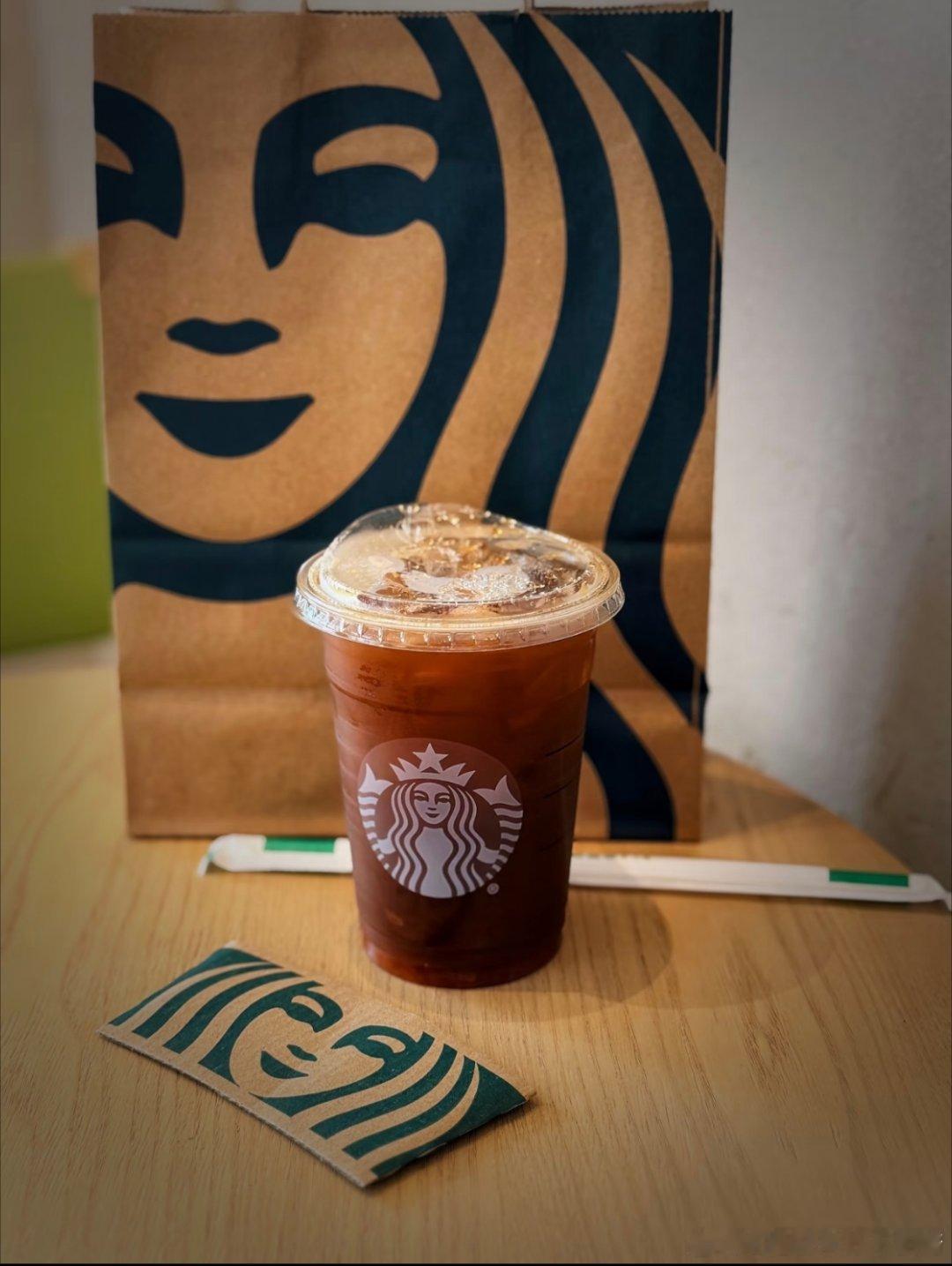 星巴克忙里偷闲的一杯咖啡☕原本盼着好好享受秋日的惬意，奈何刀片嗓还缠着我，咳嗽时