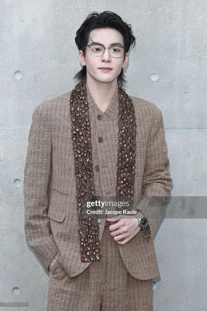 曾舜晞矜贵老钱风 曾舜晞矜贵老钱风，曾舜晞米兰看秀造型，生图给到一个夯！松弛慵懒