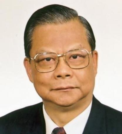 哥嫂请他帮忙打理生意，不料生意好起来时，却被哥嫂赶出家门。身无分文的他，差点流浪