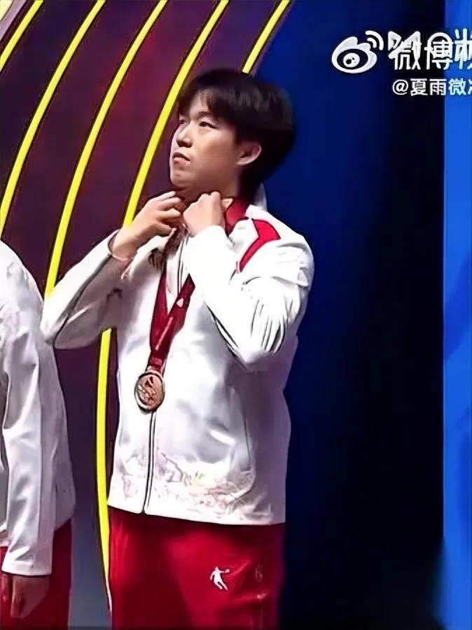 全年无休的他，太拼了！

就算拿块石头，我们也认？

国乒低谷时，是他带着小将们