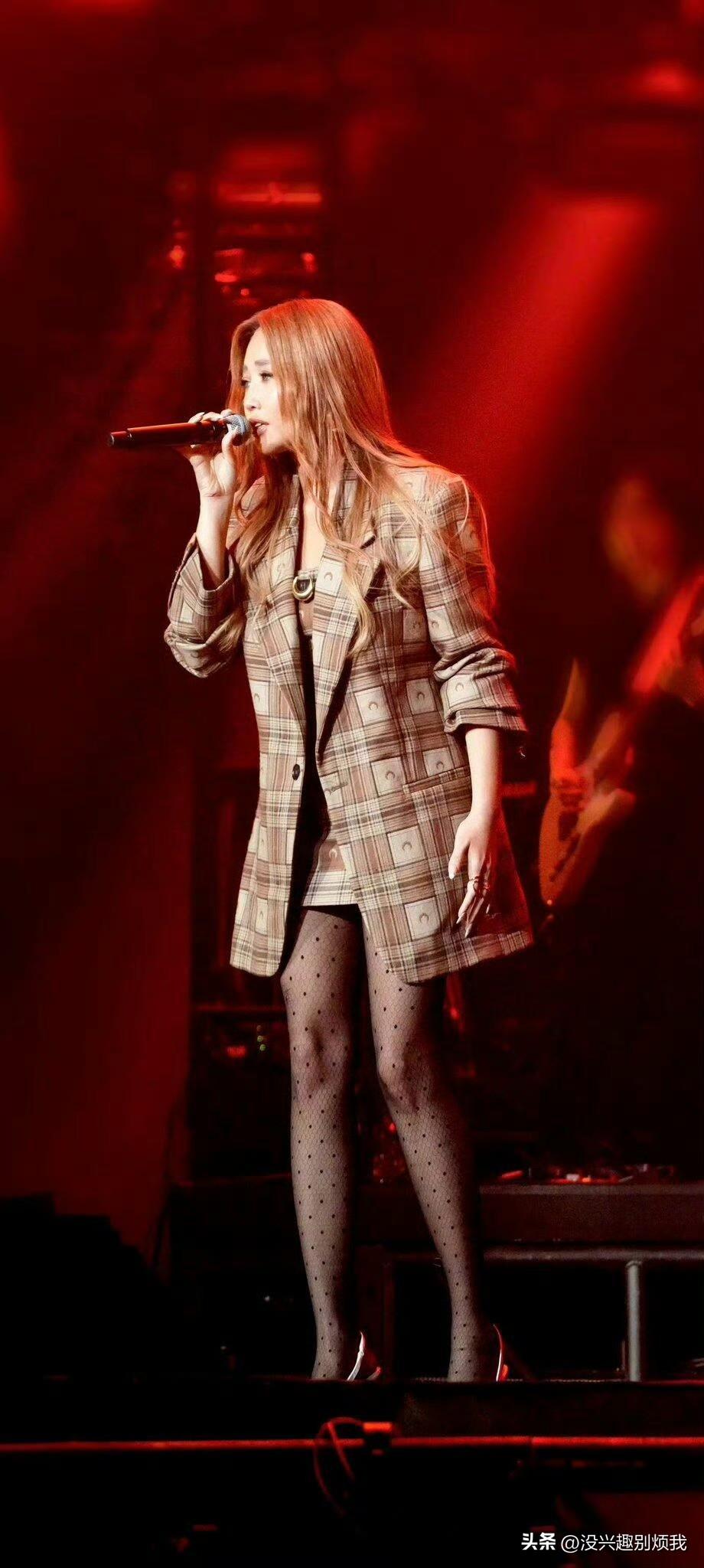 黄丽玲，红格纹碰撞黑点丝袜