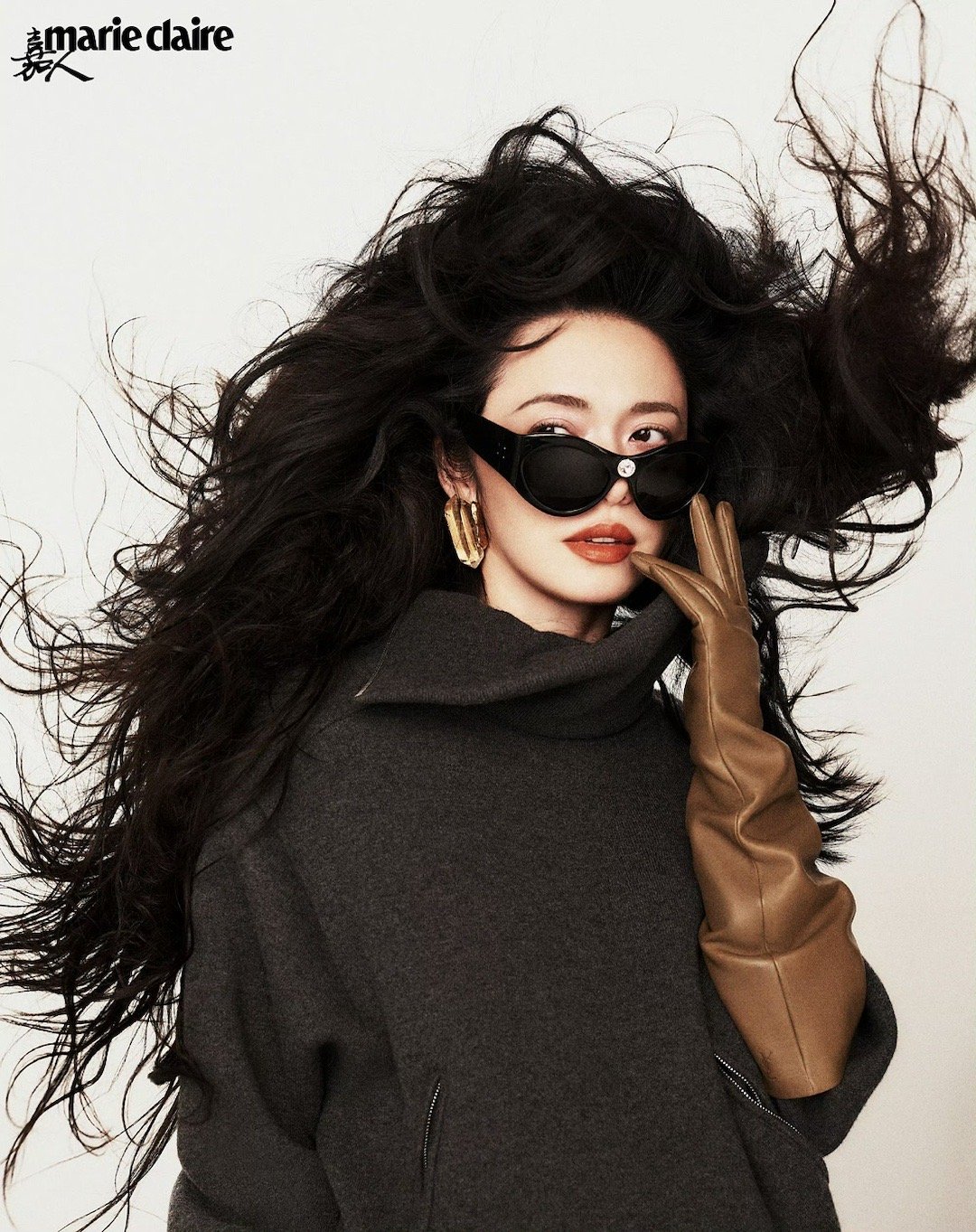 姚晨 经济上行的美 冬日穿搭就该这样！姚晨用复古廓形夹克、高盘发和大耳环，搭配保