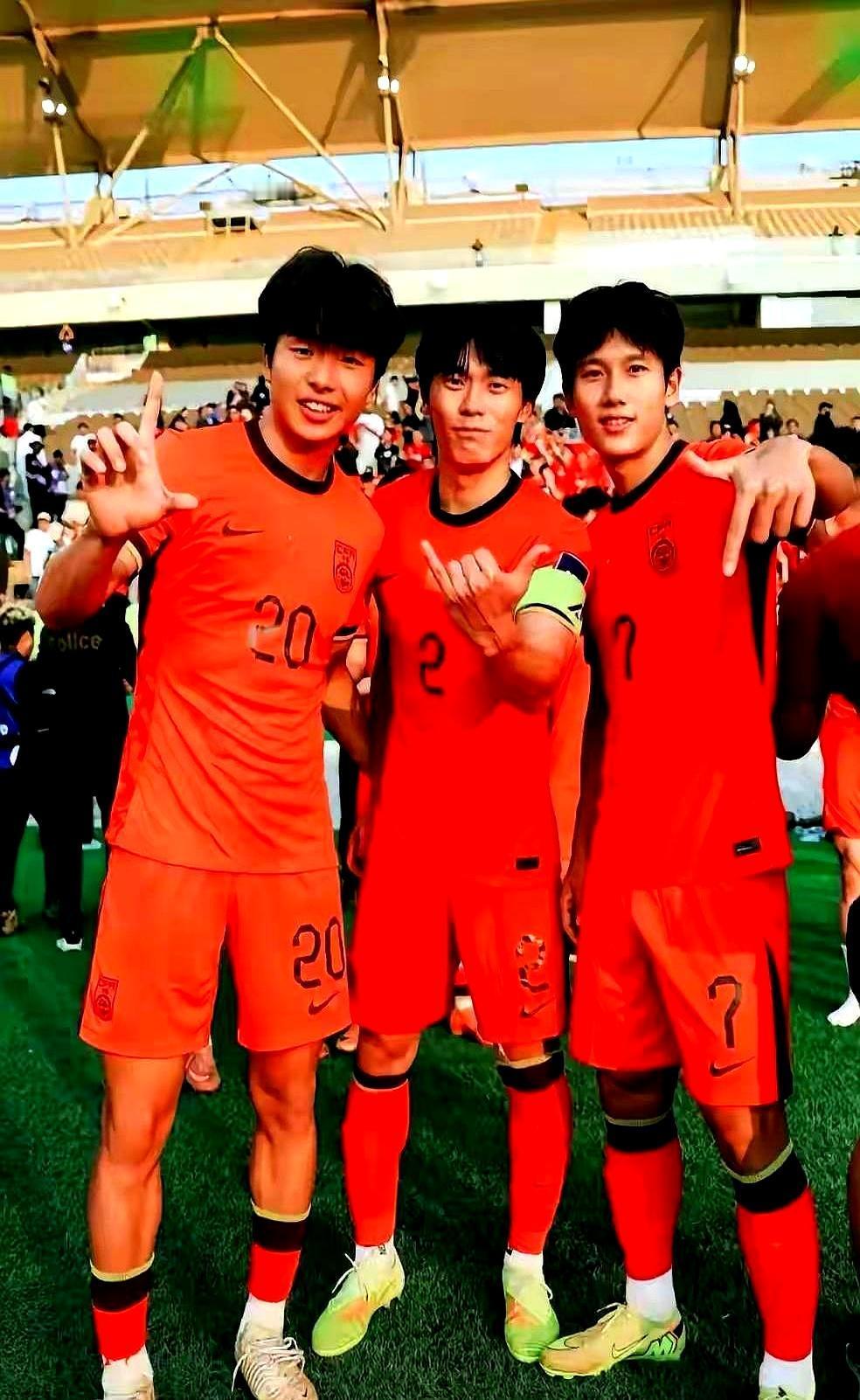 U23杀进决赛那晚，我眼眶湿了。
 
看球二十年，头一回被一群毛头小子踢得泪流满