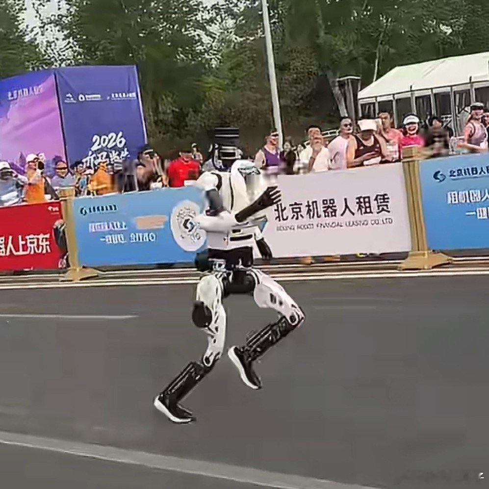 机器人跑姿大赏今天赛道上，谁的跑姿最帅？谁的跑姿最迷惑？ 