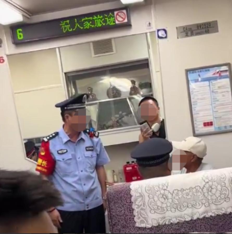 太过分了！孩子刚做完手术，女子没能买到卧铺的票，就买了三张硬座让孩子休息，可这一