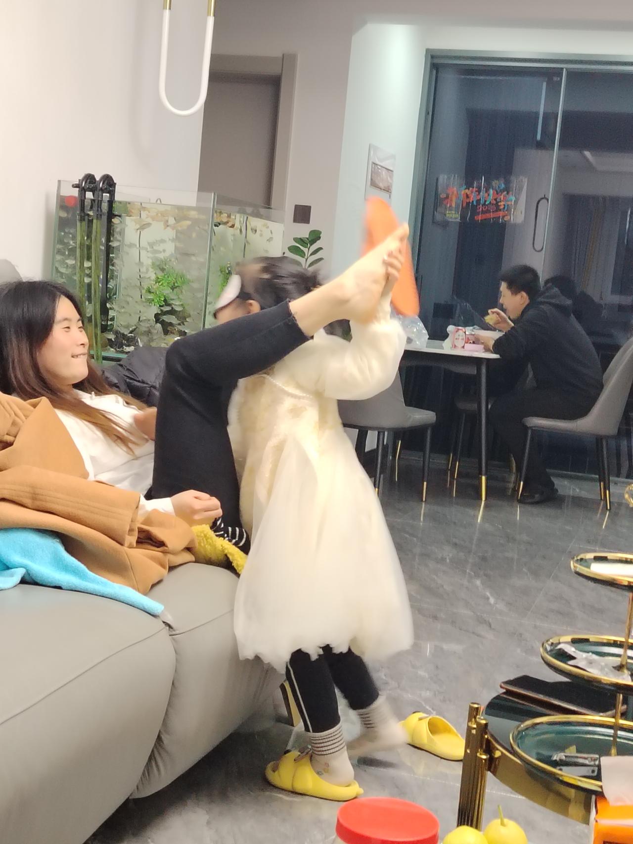 娘俩的快乐没有人能懂，两个人玩的就像一对姐妹花一样。