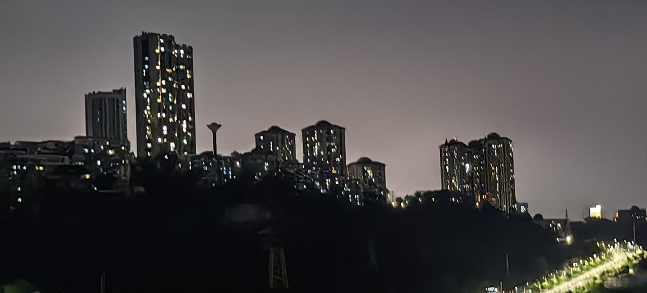 [送心]钢铁路之上的夜景，我渡区与九龙坡的交界处，还有点“隐隐天光”的感觉[灵光