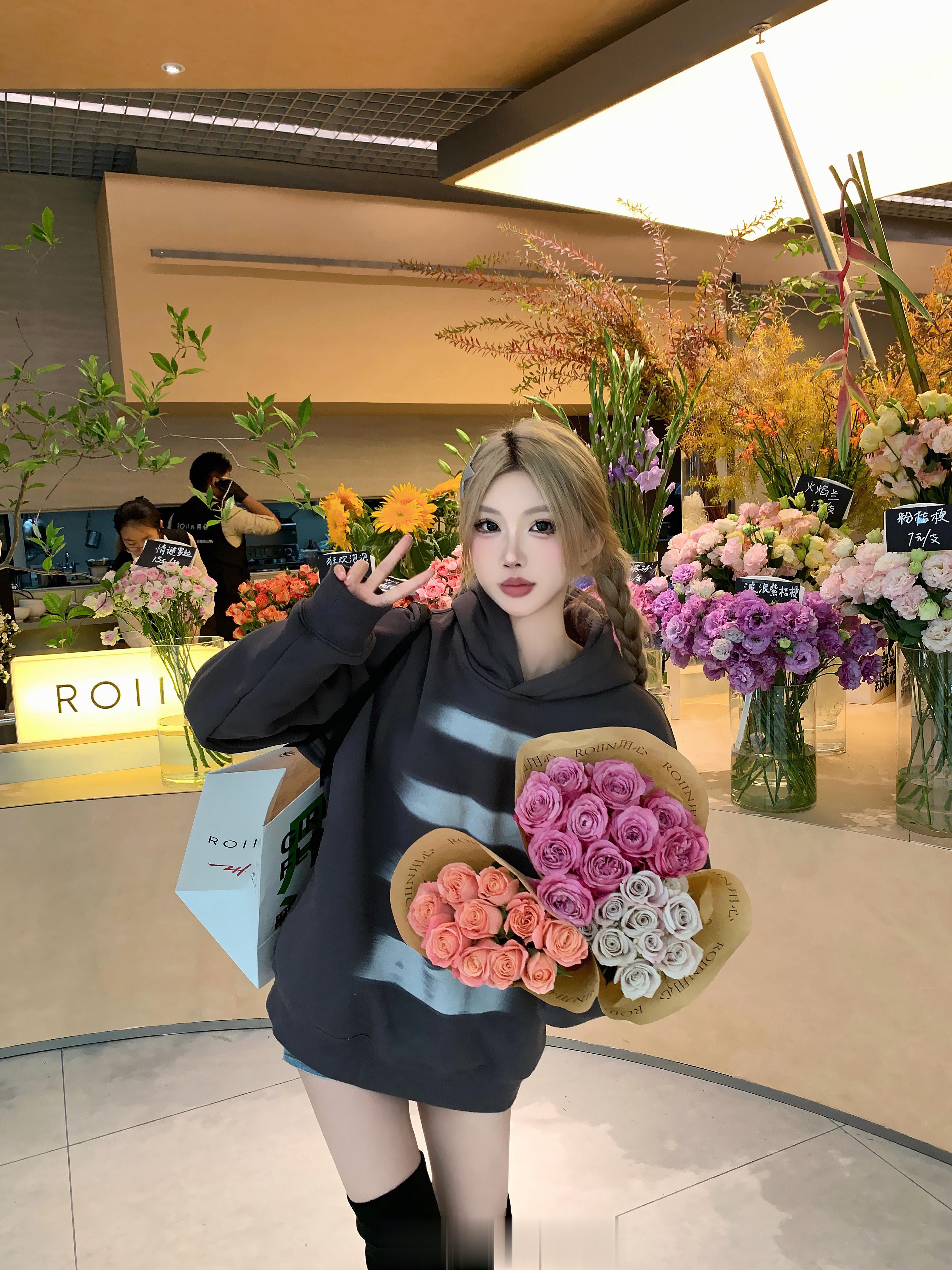 被鲜花包围啦💐  ​​​