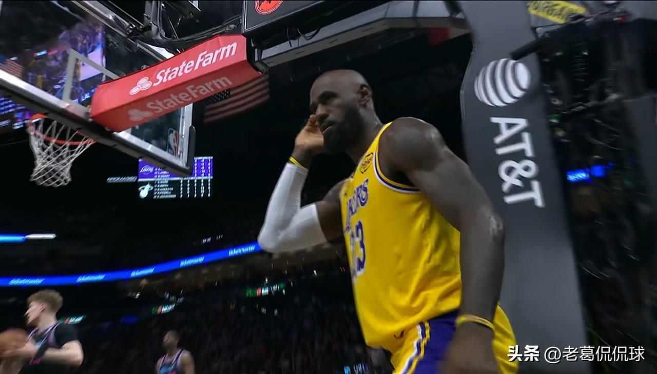 湖人超级球星詹姆斯真是太过分了！在今天湖人客场挑战热火的比赛中，目前双方半场战罢
