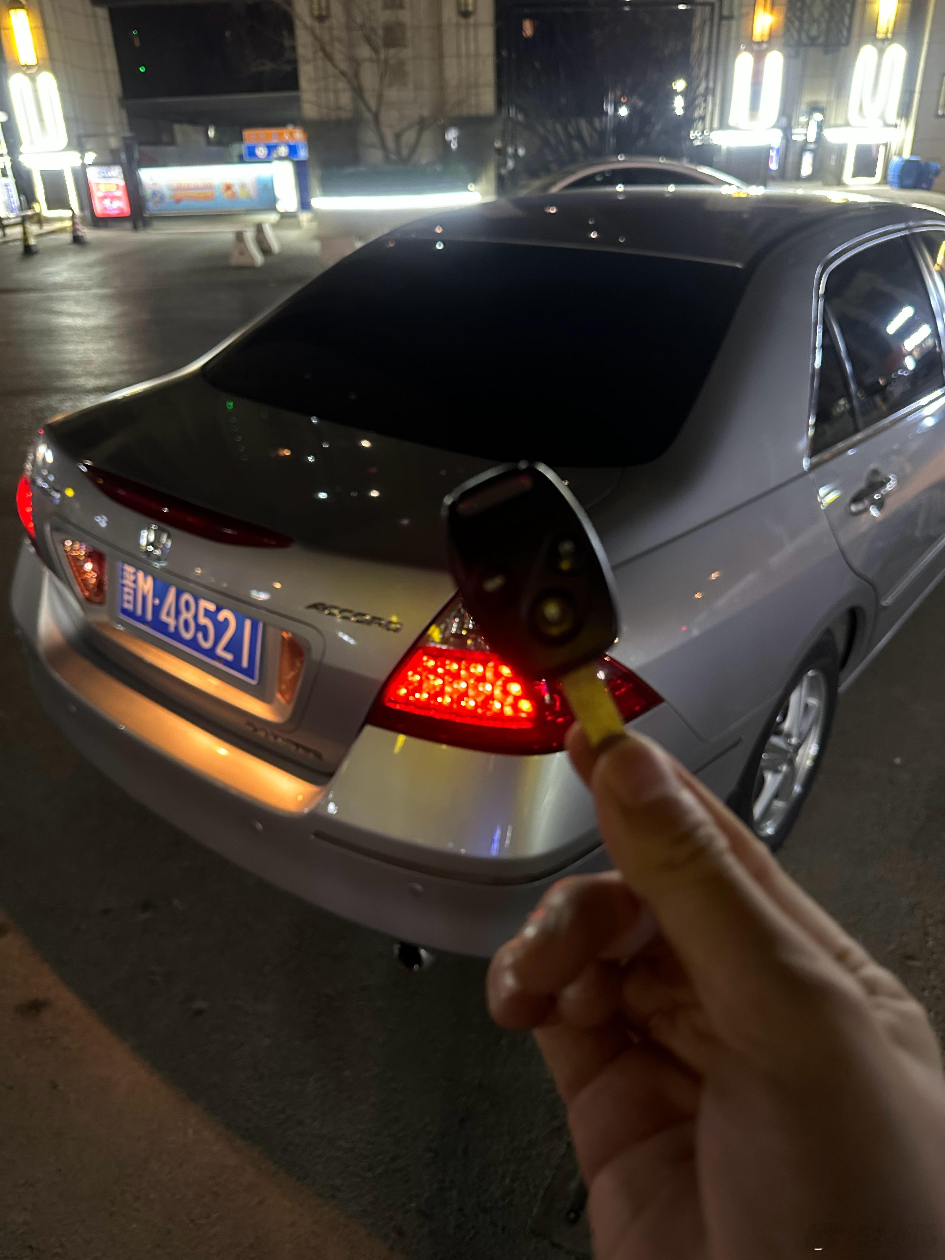 外地车友来找我 他的7代半雅阁太精神了于是我决定送他一新钥匙 壳这是我那台2万公