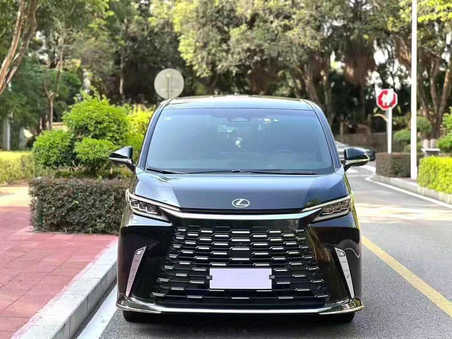 雷克萨斯 LM500h 2.4T 六座尊崇版，25年2月上牌行驶了1.9公里 喜