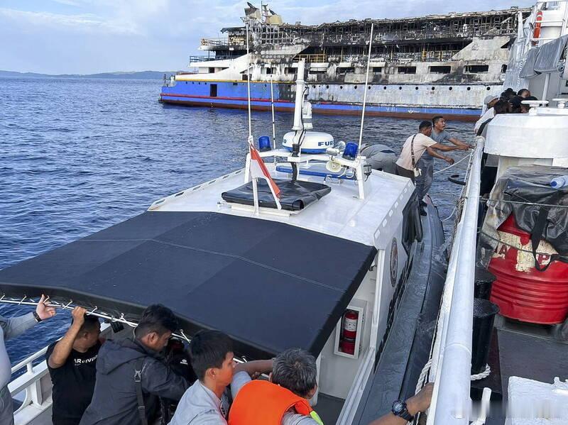 印尼一艘渡轮航行途中起火 已致5人遇难、41人失踪海外新鲜事 印度尼西亚搜救部门