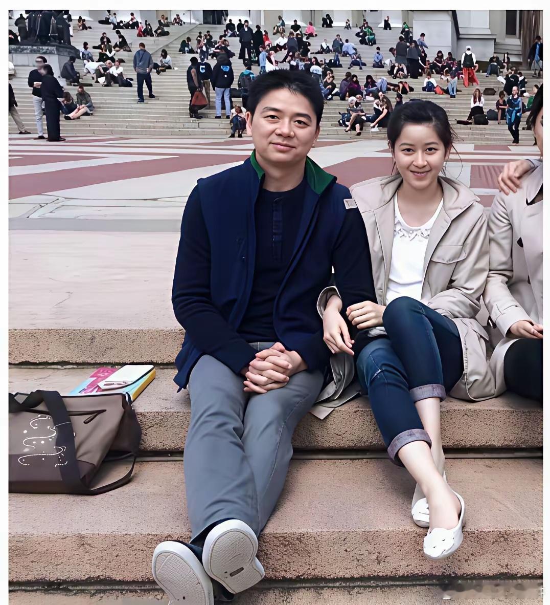 感觉她当年是真喜欢刘强东，这个眼神这个状态…… ​​​