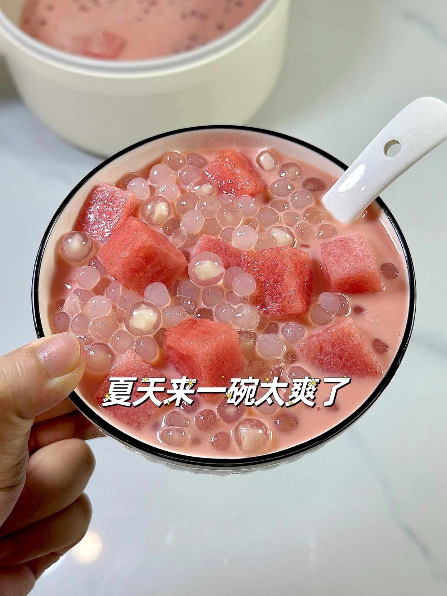 夏天就得这样喝。这个西瓜西米露真的太太太好吃了！
香甜可口，Q弹爽口，冰冰凉凉的，好好喝
都去414哈，不好喝你回来ttttttt 我
食材和做法都在图片上