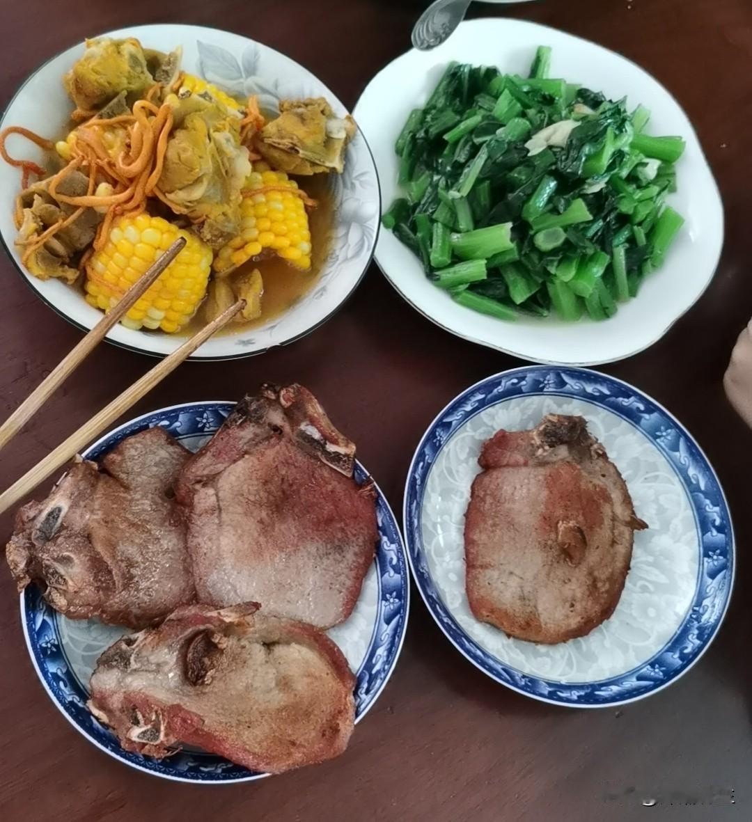 深圳的家常美味，玉米排骨汤配清炒空心菜，简直绝了！
玉米排骨汤做起来不难。先把5