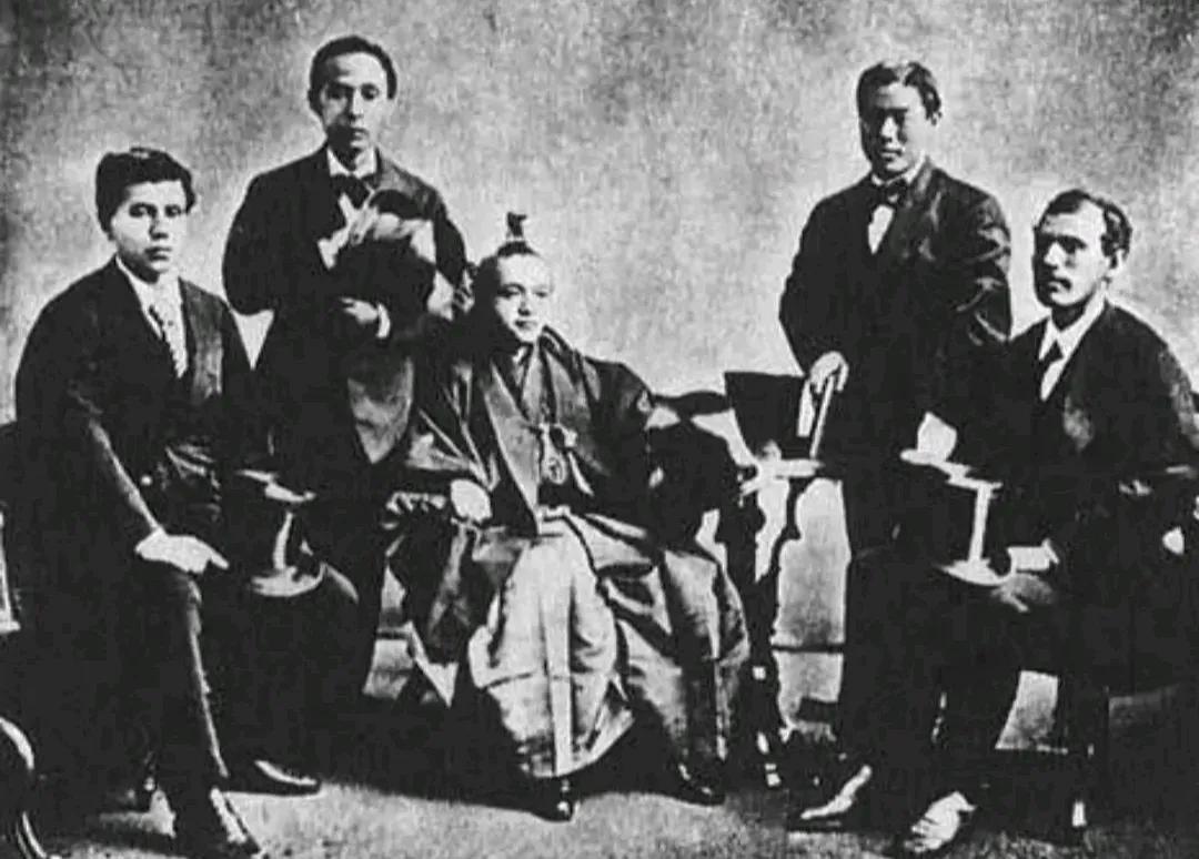 日本被列强打开国门后，派了一个高规格考察团去欧美参观，在看到西方的繁荣发达时，这