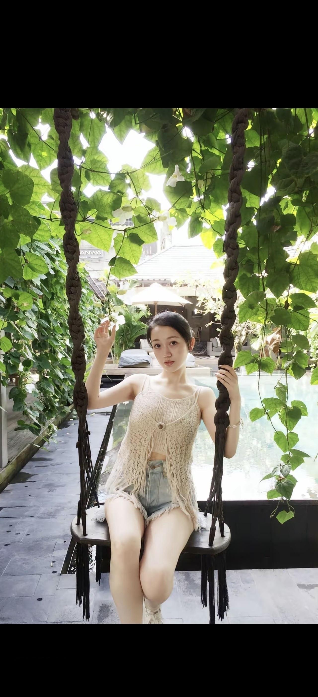 绿阴摇曳处，佳人坐秋千。