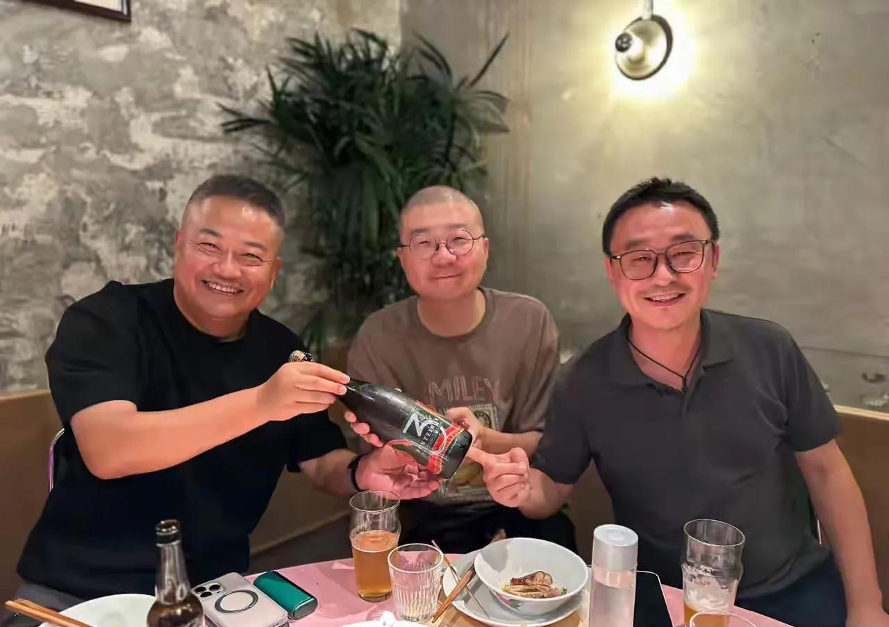 一个最会吃的，一个最能喝的，喝了一整夜的精酿，也不知道谁先站起来去的洗手间！
最