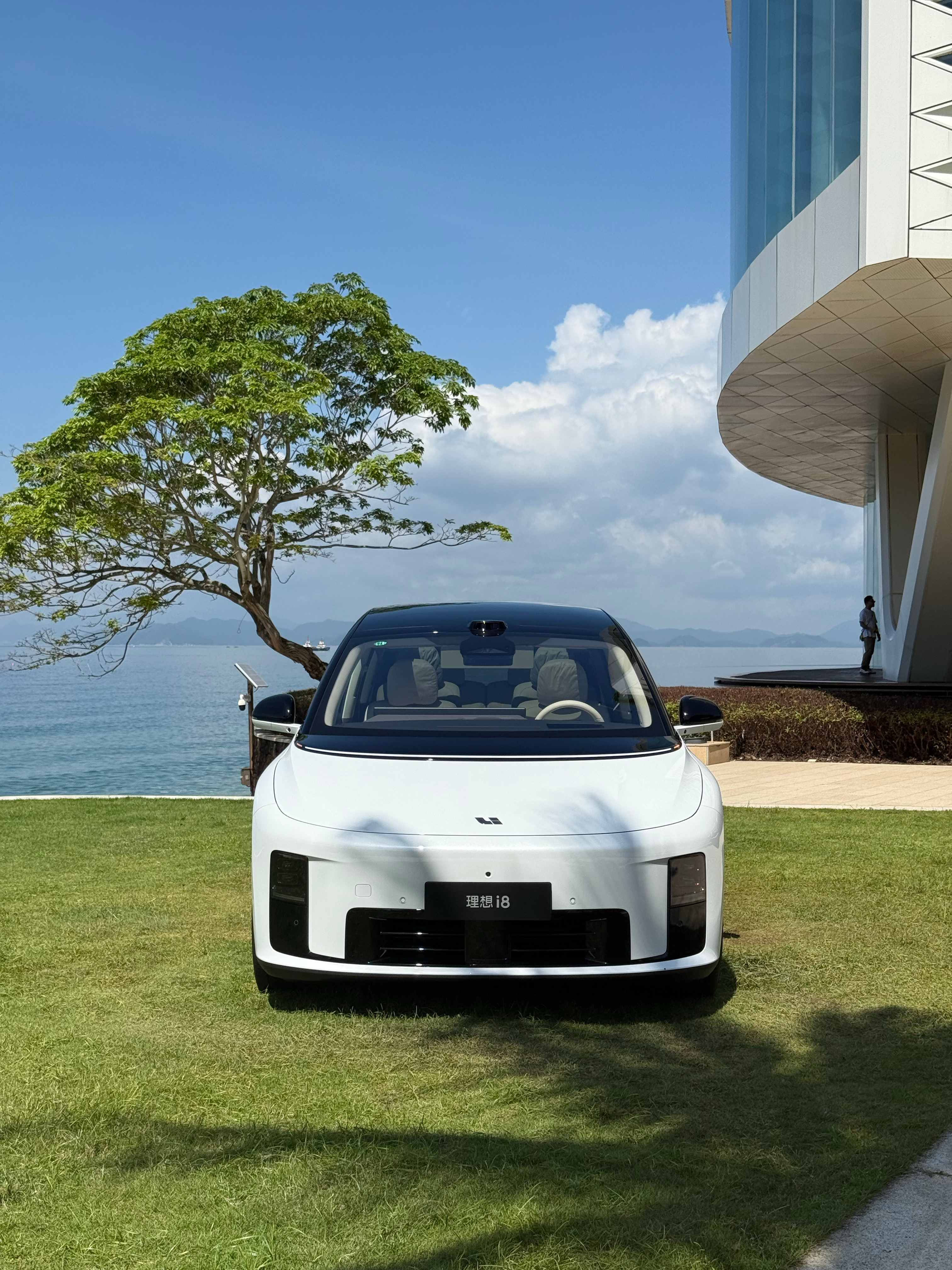 实车比预想的好看一些，主要空间是真的大，定位为家庭六座SUV，但也像MPV，里面