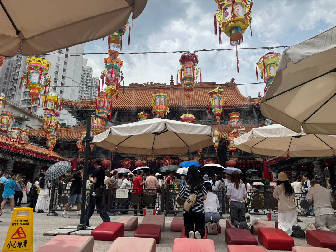 明早，先去拜黄大仙，然后逛香港的老牌文房四宝店，再去吃点特色美食。这个月，我这么