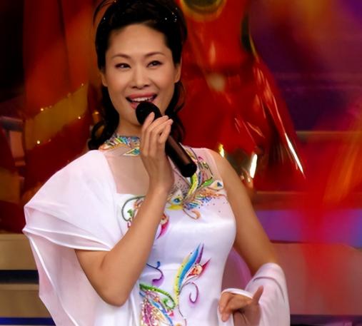 歌星尹相杰为了得到搭档于文华的爱，痴痴地等到了41岁，结过两次婚的于文华说：“你