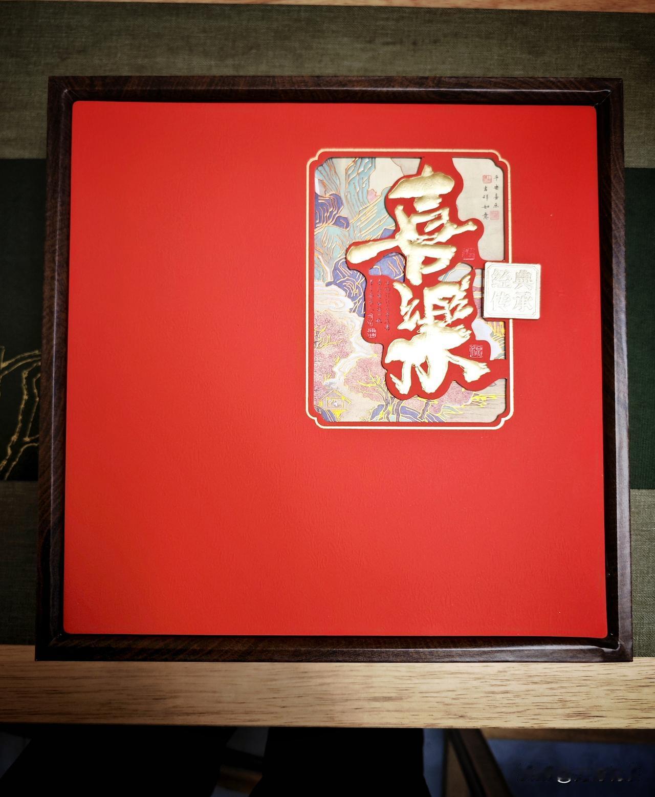 市场下沉处，藏着茶的新生机
这款由小石榴专属定制的纪念普洱饼，恰是最好的证明。