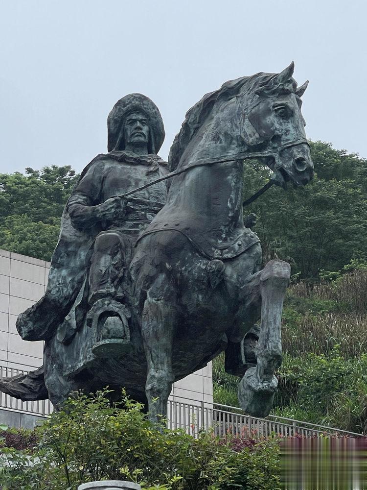 大道至简，清清楚楚，明明白白。李自成意气用事，非要劳师袭远，去打山海关。他手下的两位军师极力谏阻，他却始终听不进去。最终兵败山海关，一败而败。导致中国300年命运历史属清。 
李自成的力量从西安打到北京城，已经属于远征了，还不顾一切向山海关进一步的远征。战线进一步的拉长，兵力进一步的分散和细化，就像细长的竹竿容易折断。李自成和吴三桂在山海关鏖战一天后，关外的清军才到达山海关外围。战场形势已发生严重变化，双方兵力对比，已完全不成正比。清军13万，关宁军四万，李自成大顺军六万。 很明显 ，清军与关宁军数倍于大顺