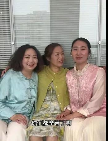谢浩南妈妈许建华说已经在办理营业执照了，看来这个钱暂时不会落入别人口袋！！
首场