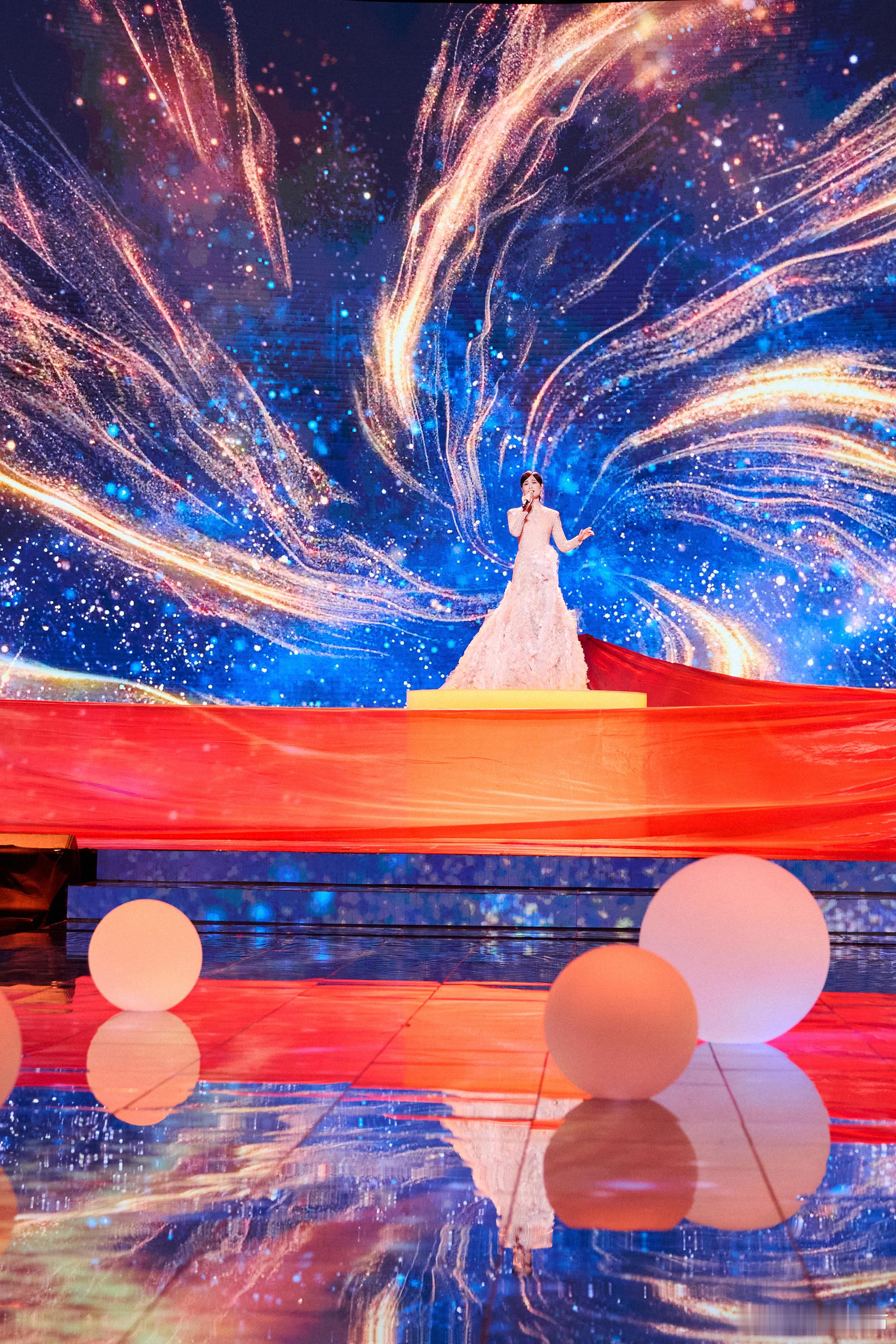 #李宇春国庆唱我爱向祖国告白# 央视国庆晚会，星光璀璨，以一曲《我爱》唱出了对这