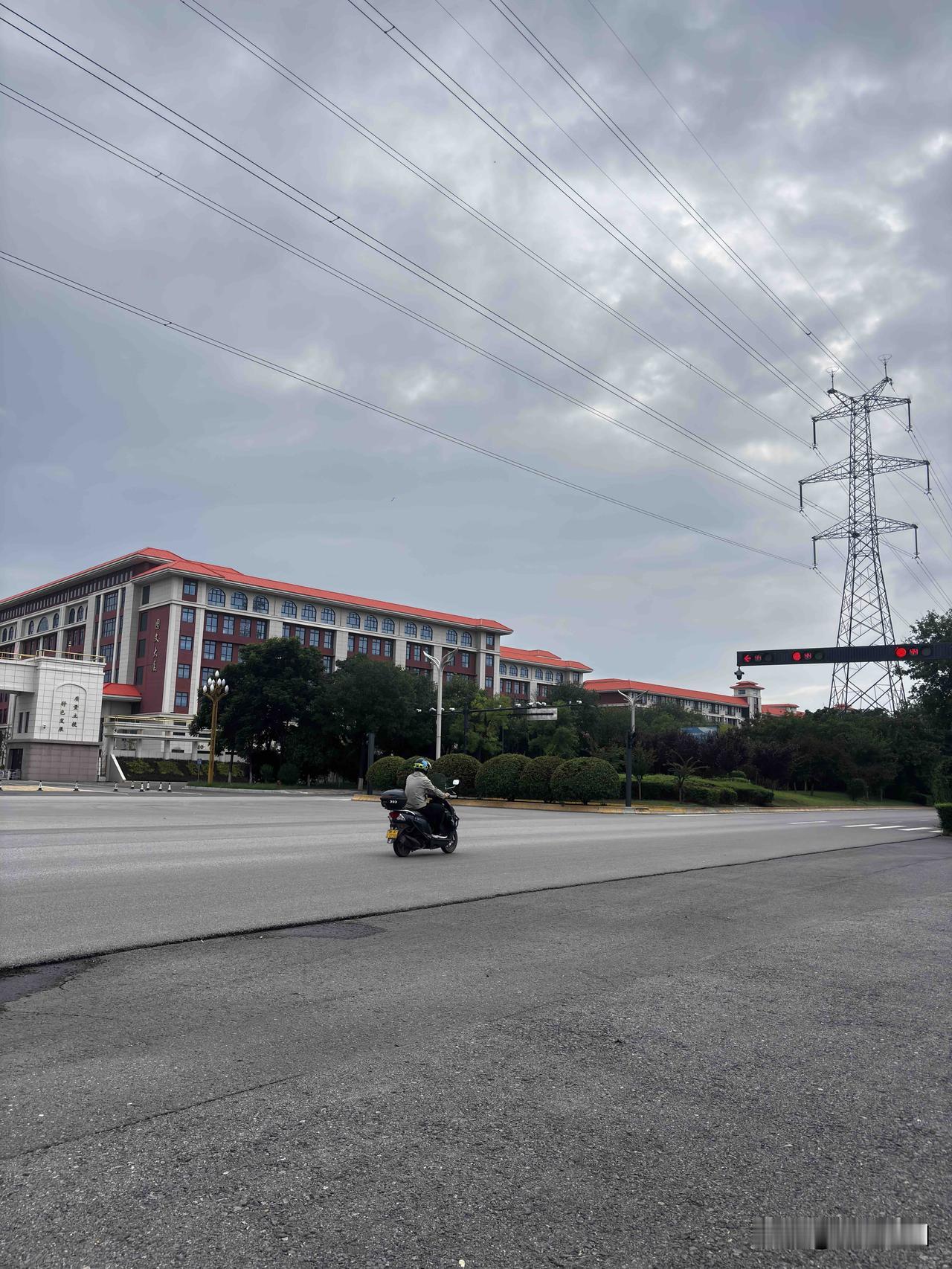 延安大学西安创新学院经开校区，这个学校面积看着挺大的，说是经开校区，实际在临潼渭