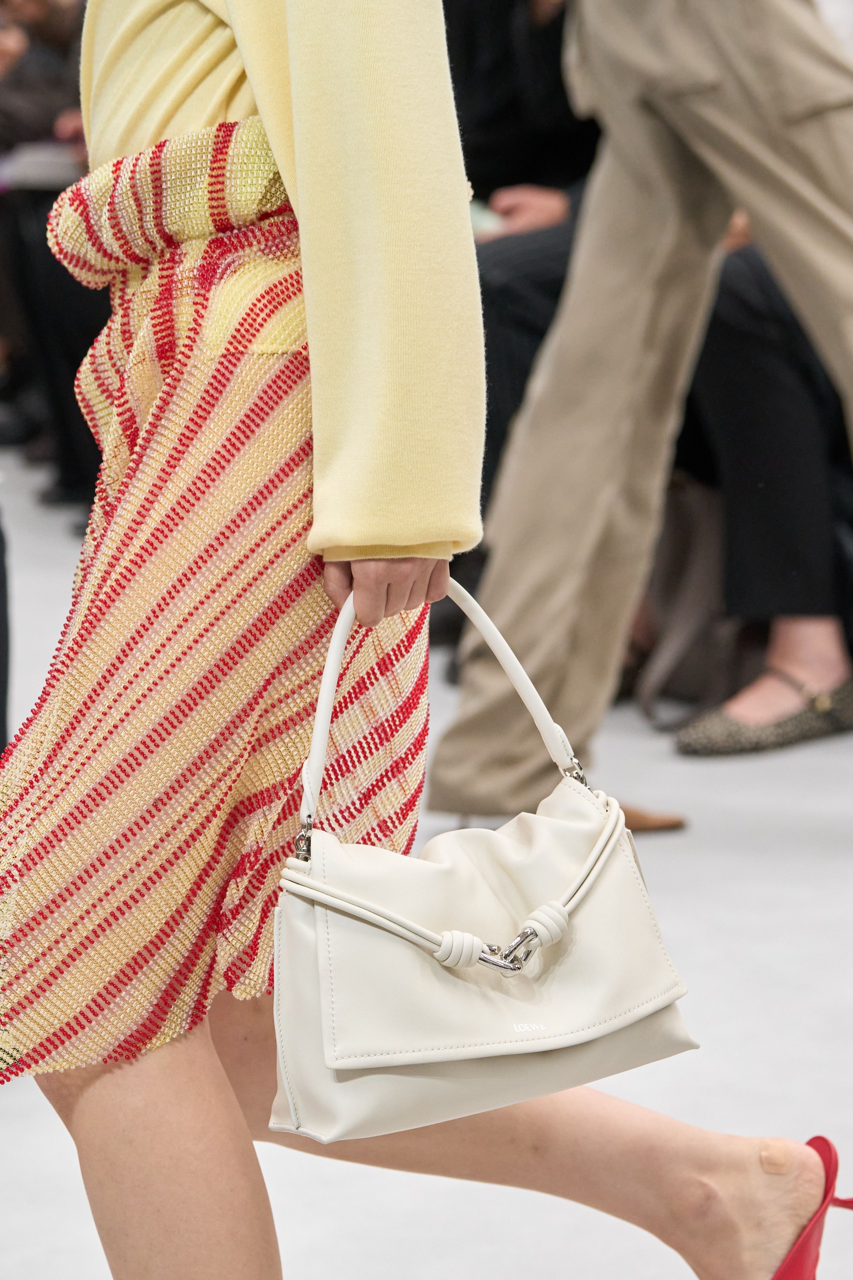 LOEWE罗意威2027春夏时装秀 包包分享：本季延续Loewe一贯对皮革、结构